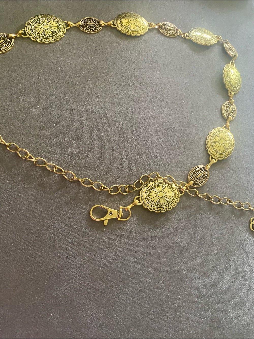 Great chain belt that adjusts gold tone finish